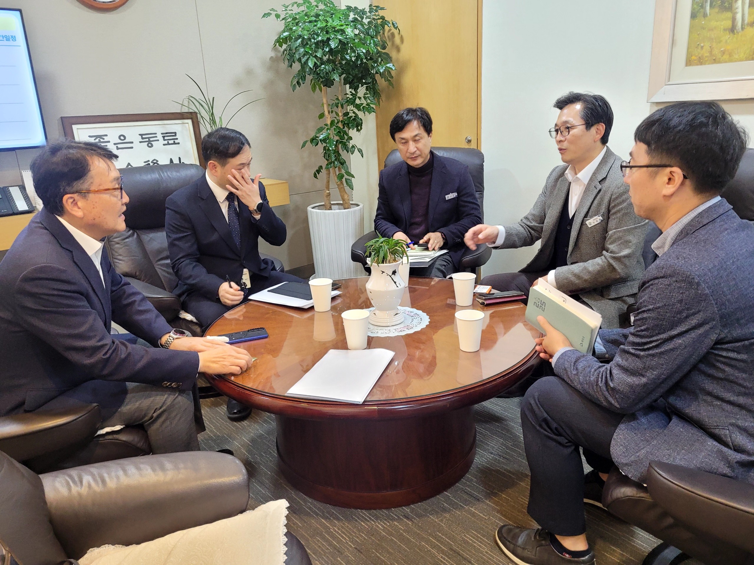영암군, 한전에 송전선로 일방적 건설 반대 입장 전달
