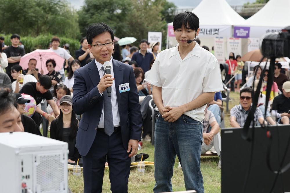 박병규 광산구청장, 거리노래방 프로그램 참여 시민 격려