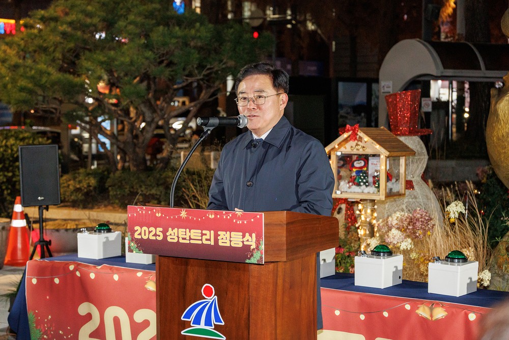 진교훈 강서구청장, 성탄트리 점등식서 희망 메시지 전달