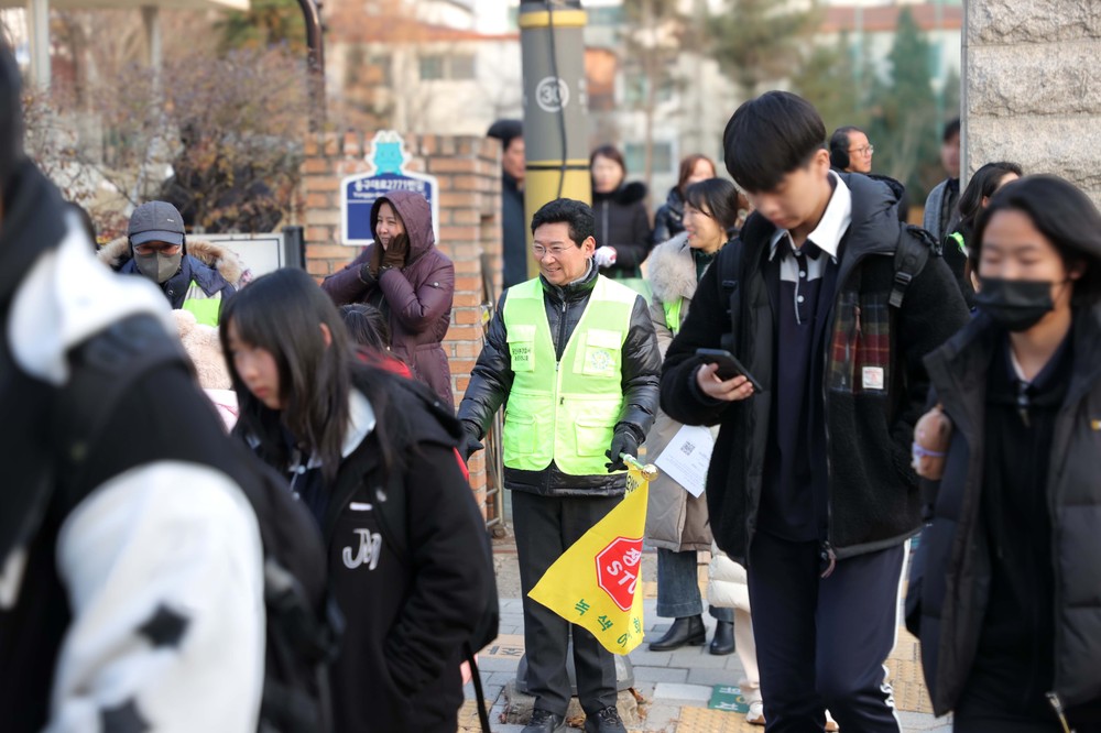 이상일 용인특례시장, 대현초 교통지도 봉사 참여 및 통학로 안전 점검