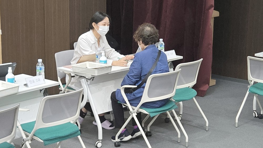 경희대 의료봉사단, 중구 어르신 대상 무료 한방진료 서비스 제공
