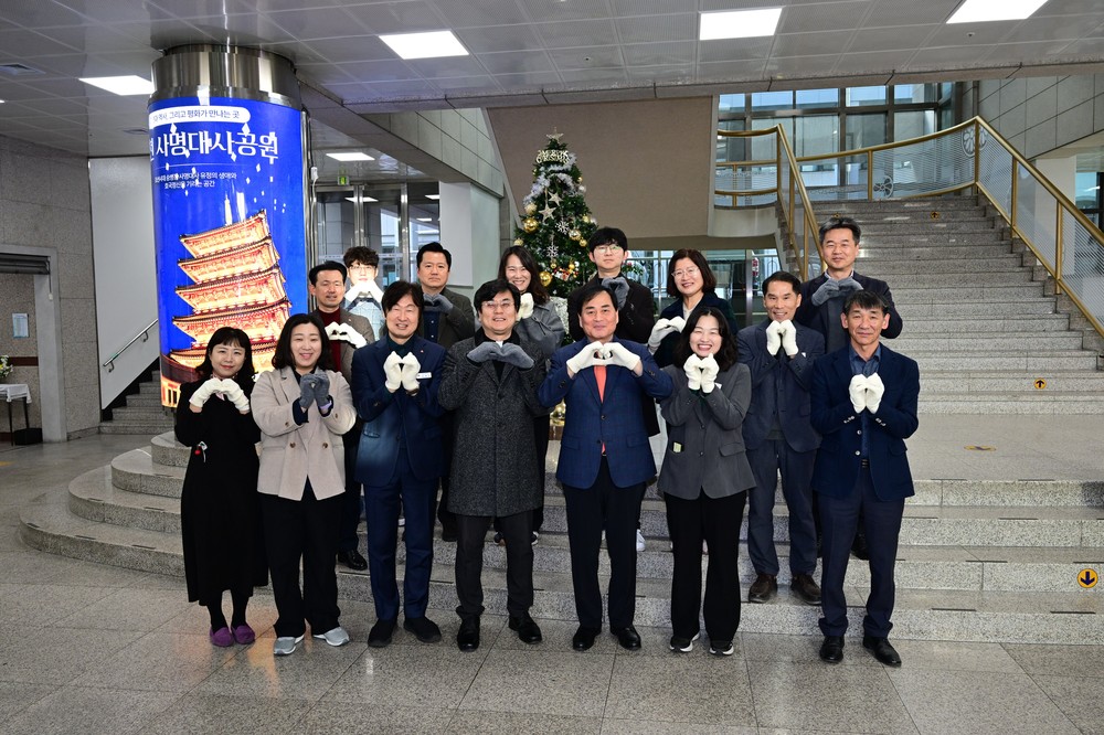희망의 불 밝힌 김천시청 성탄트리