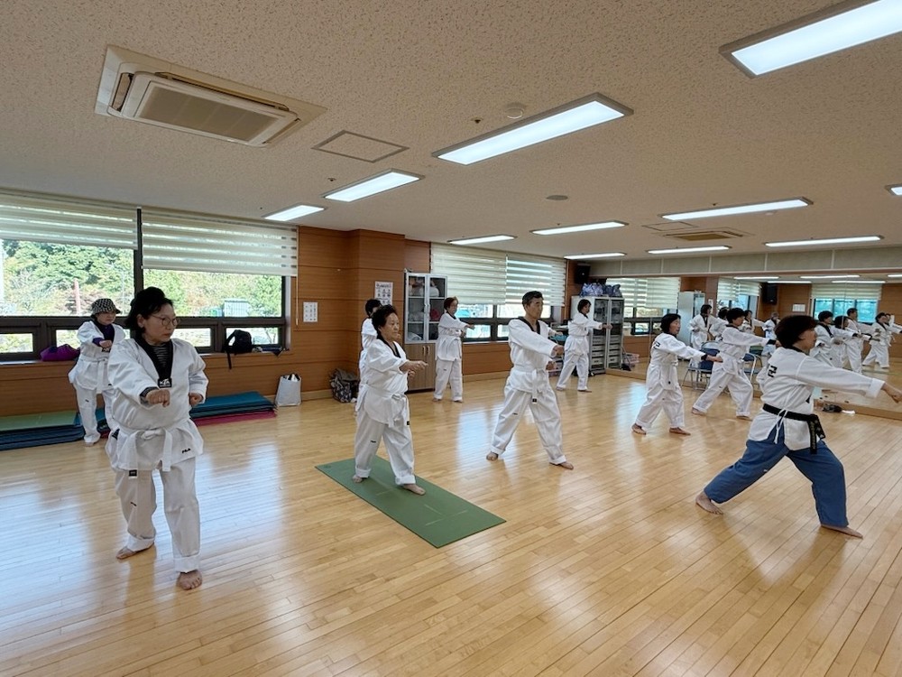 함양군종합사회복지관, ‘활력 실버 태권도’ 프로그램 마무리
