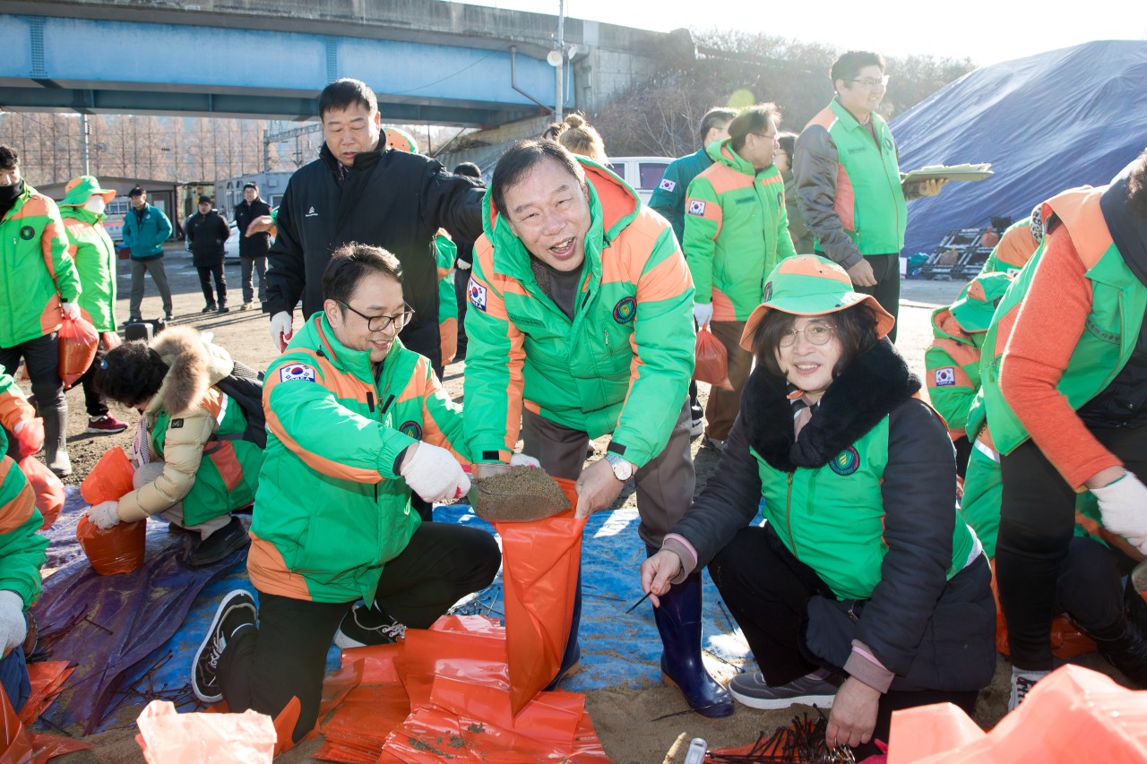 겨울철 폭설 대비 제설용 모래주머니 제작 구슬땀