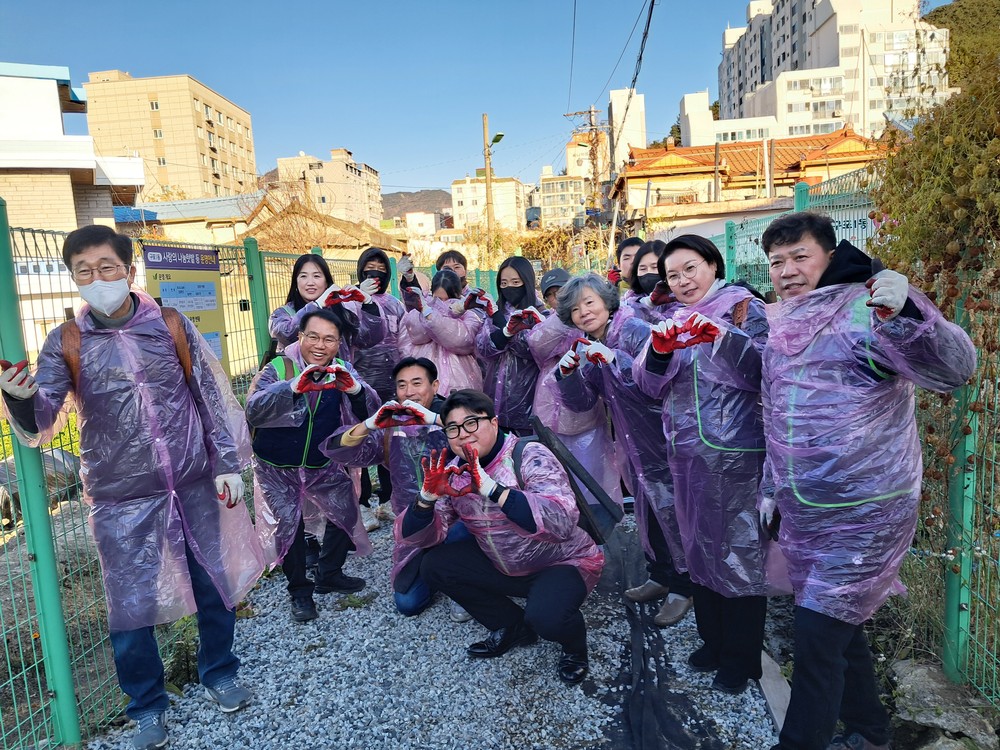 우정봉사단, 2025년에도 이웃사랑 실천! 구포1동에 연탄 400장 전달