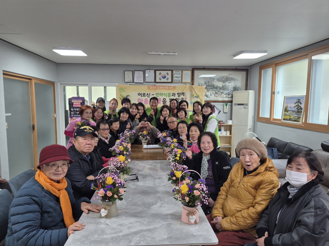 삼성동 지역사회보장협, 어르신들과 꽃바구니 만들기