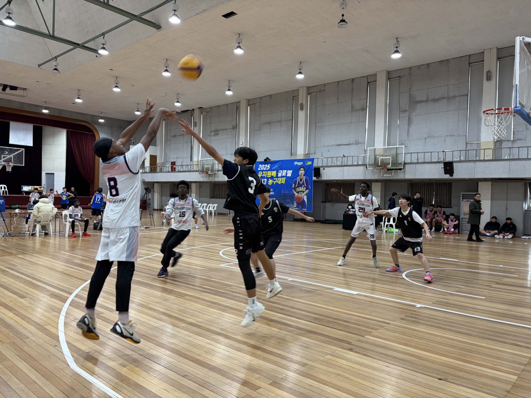 코트 위에서 통(通)했다…강남구, 우지원과 함께한 다문화 농구 대회