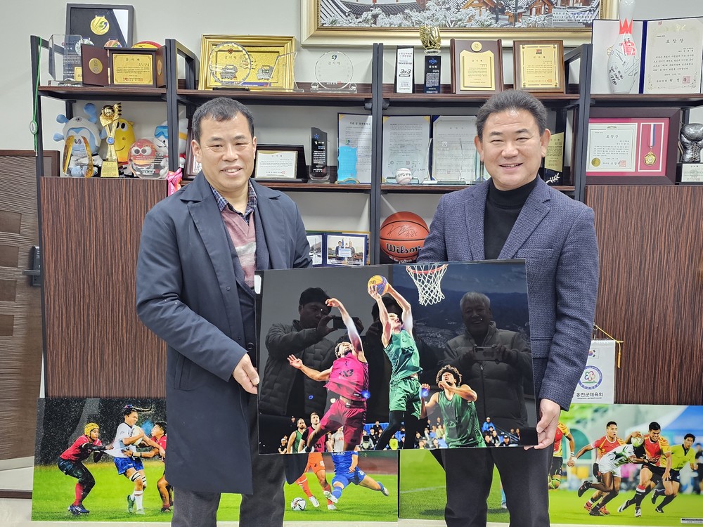 한국사진작가협회 인제군 지부장 김장헌 작가, 홍천군체육회에 스포츠 사진 6점 기증