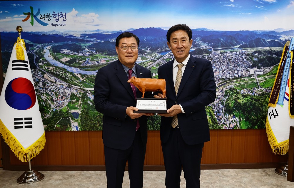합천축협, 합천군농업기술센터 신청사 개청 기념 한우 모형 기증