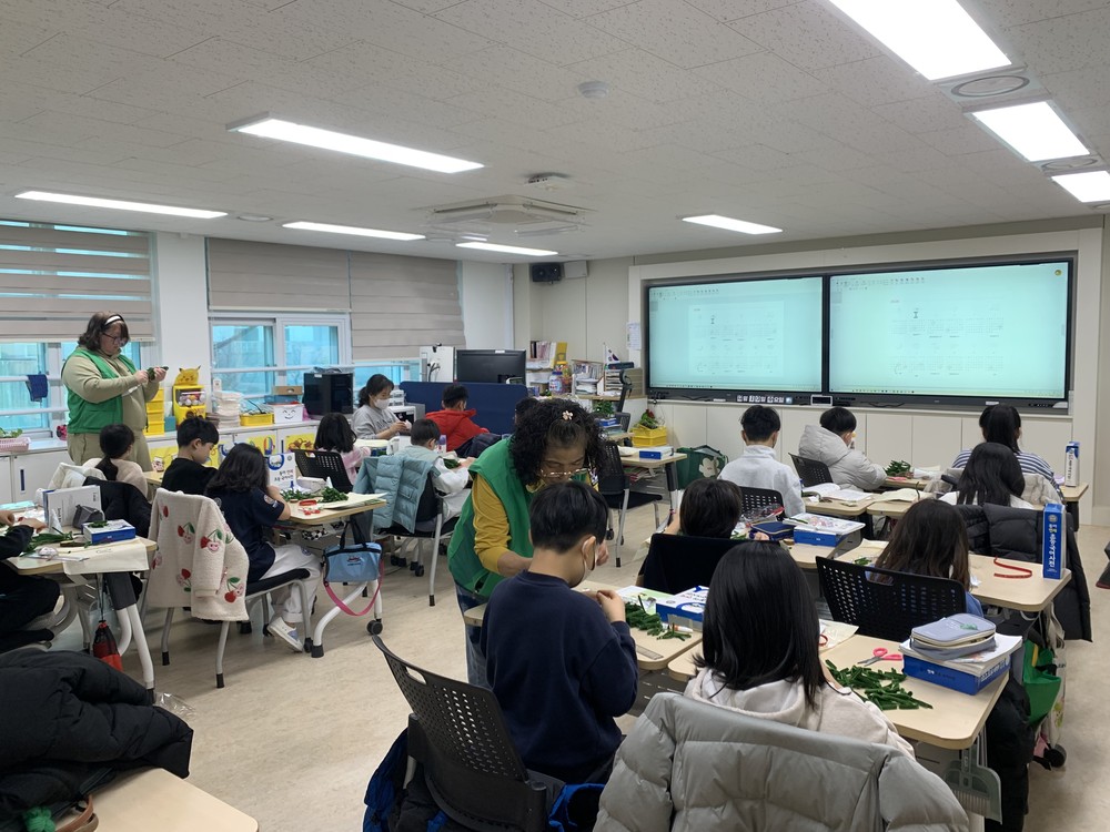 신선동 새마을문고 내 손으로 완성하는 크리스마스 트리 만들기 프로그램 운영