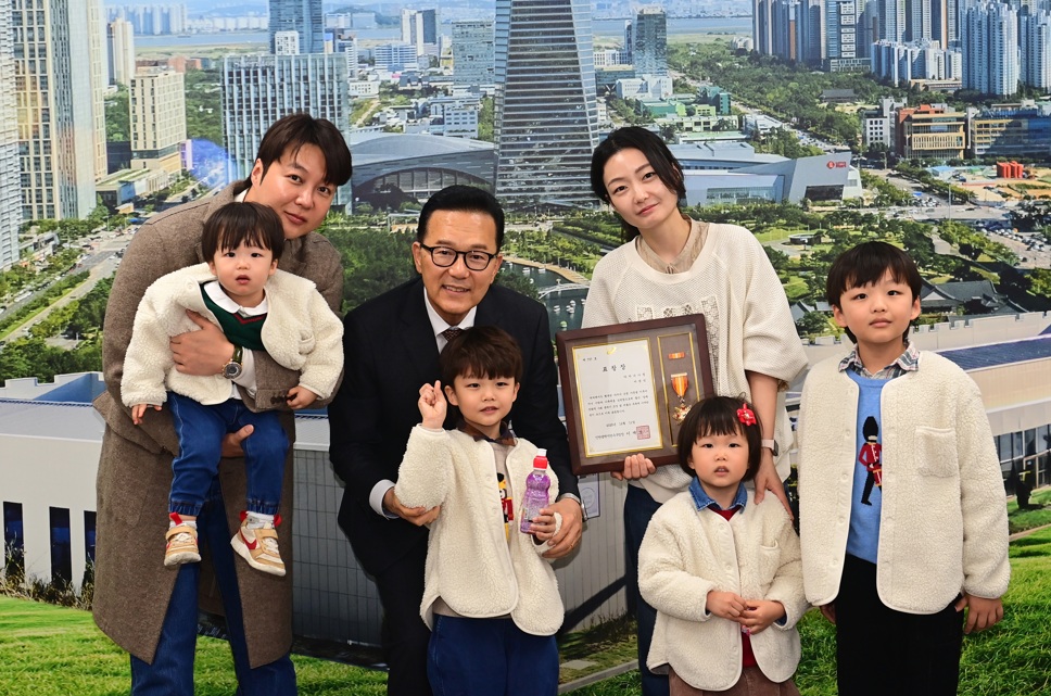 연수구, ‘2025년 저출산 극복 유공자’ 표창장 수여