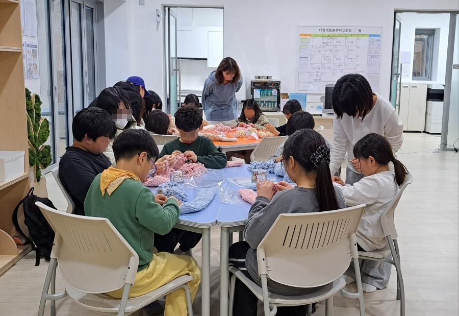 학교밖 청소년 봉사동아리 목도리 뜨게질 봉사