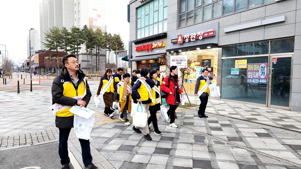 대평동 지사협, 고독사 예방 캠페인 및 착한가게 현판 전달