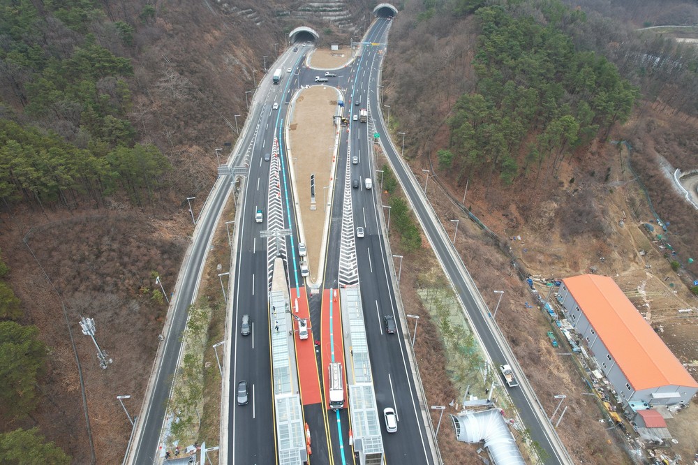 둔곡교차로 BRT 중앙정류장 설치 공사 완료