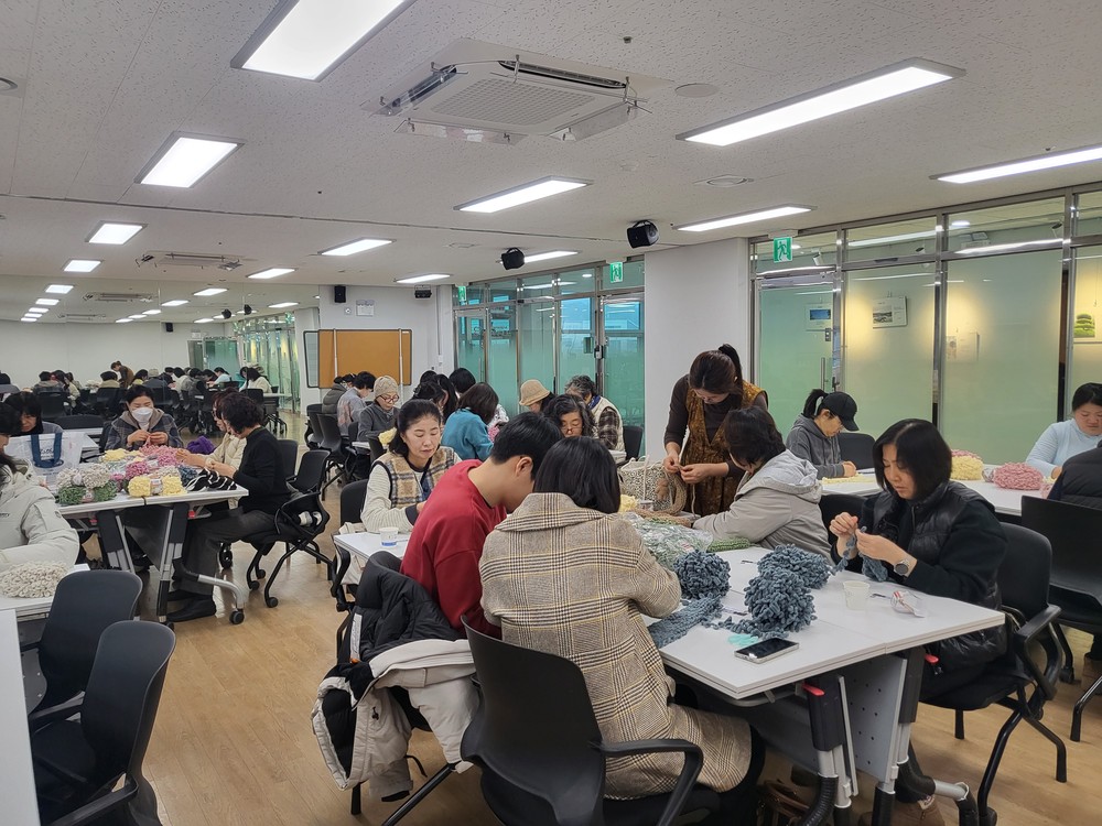 고성군, 봉사자들이 손뜨개로 전한 겨울의 온기