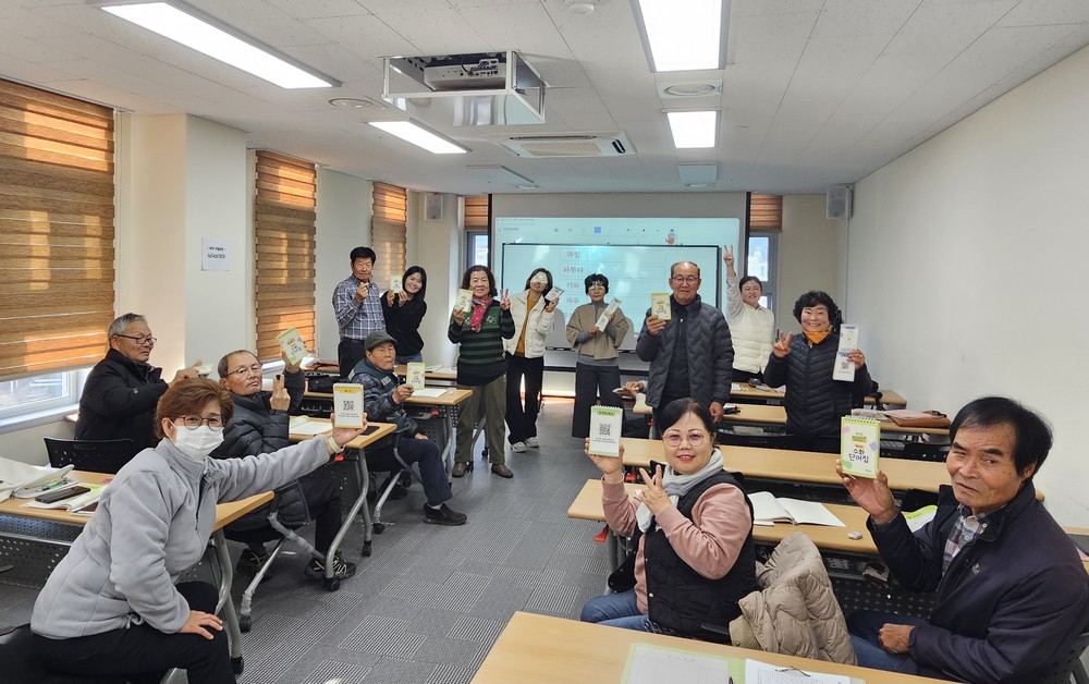 합천군, 농아인과 성인문해 학습자가 함께 만든 ‘수화 단어집’ 제작