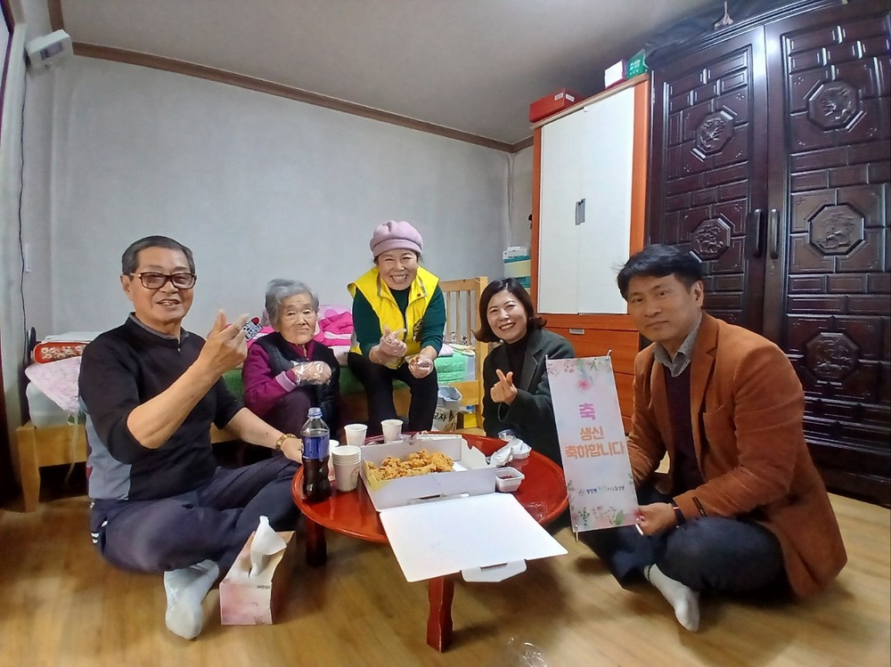 아산시 영인면, 어르신 가정 방문 생신잔치로 돌봄문화 확산