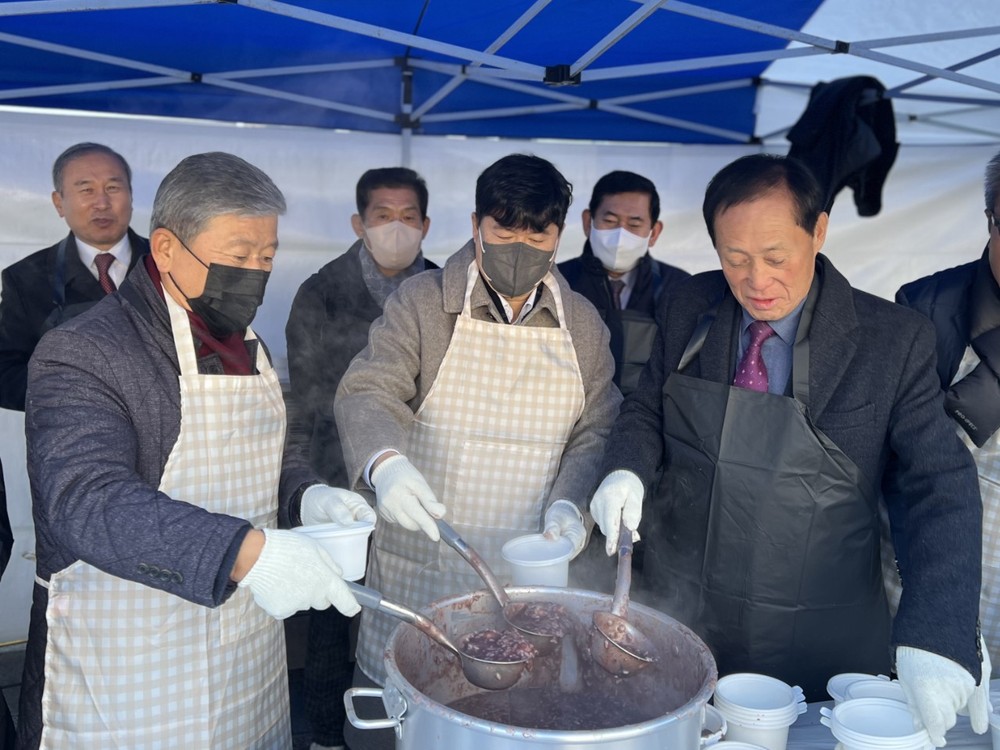 동지날 구미역 광장에 온기…시민과 나눈 팥죽 한 그릇