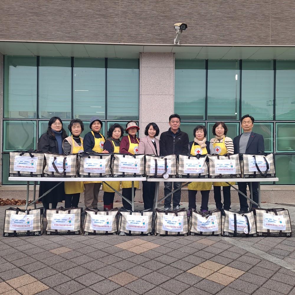 괴산 불정면·한전 충북강원건설지사, 소외계층 25가구에 생필품 전달