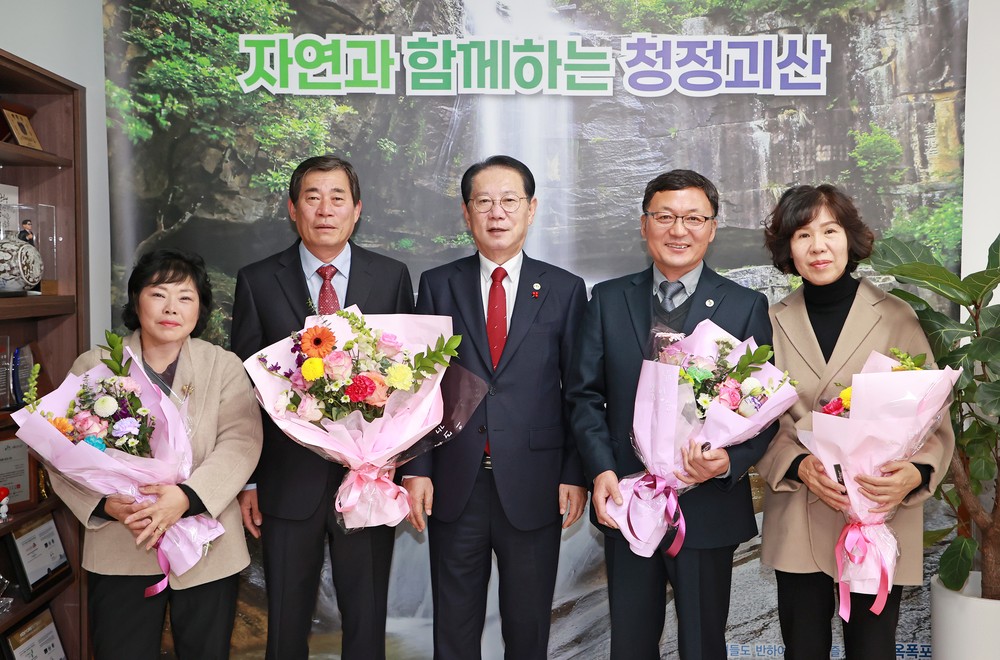 괴산군 공직자 14명, 이달 말 공직 마침표…군청서 이·퇴임 행사