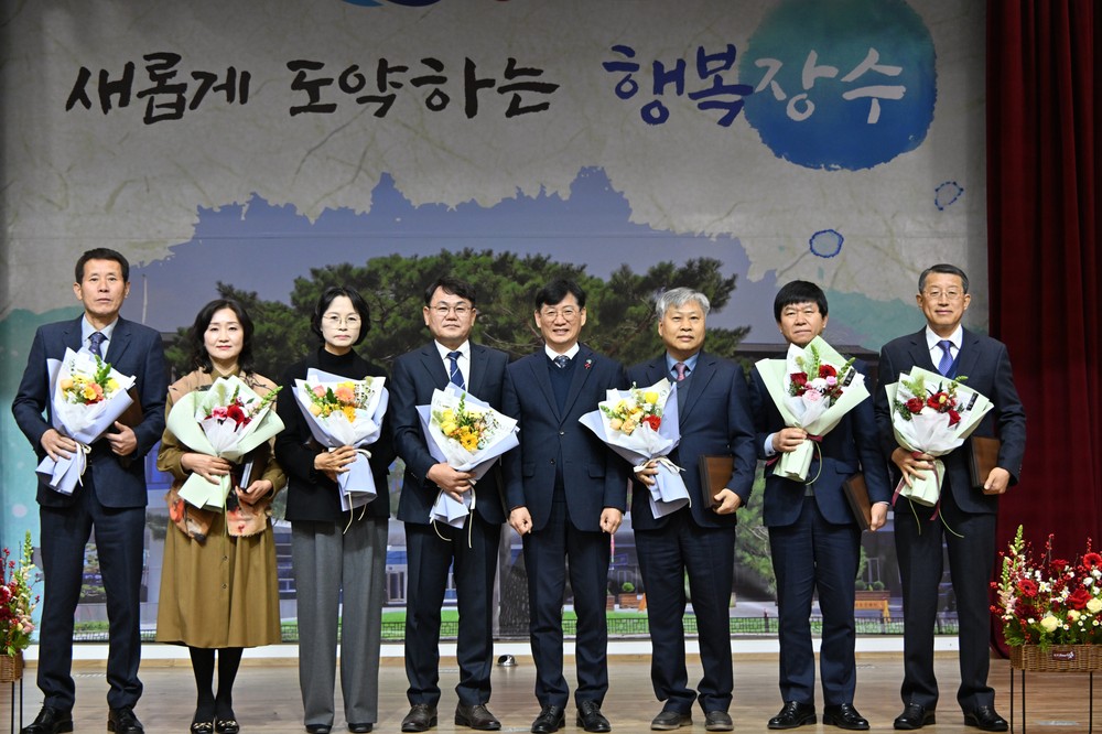 장수군, 2025년 하반기 직원 이퇴임식 개최