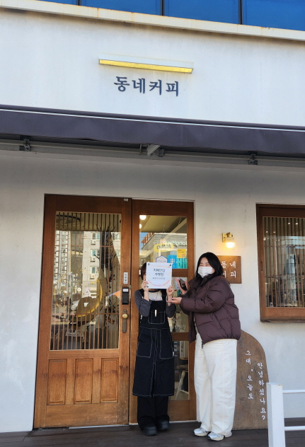 사천시 치매안심센터, 신규 치매안심가맹점·치매극복 선도단체 현판 전달