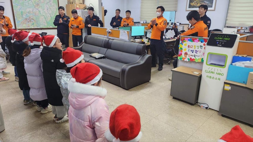 증평 홍익어린이집 원아들, 증평소방서 찾아 손편지 핫팩으로 감사 전달