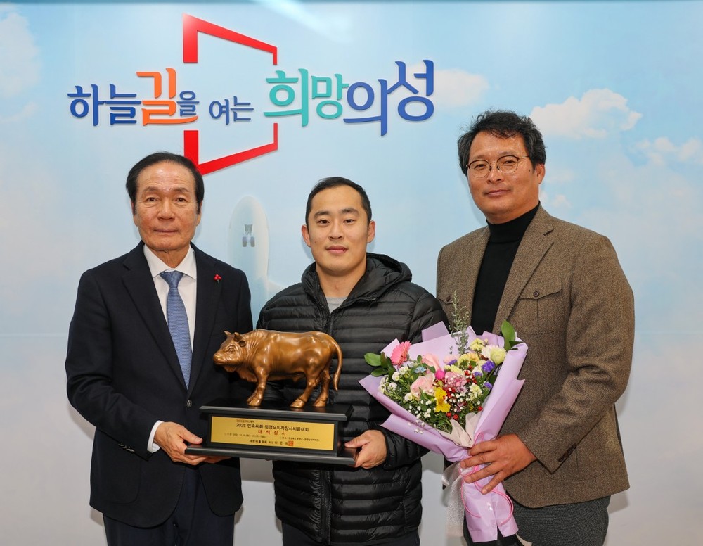 의성군청씨름단 윤필재, 문경오미자장사씨름대회 태백장사 등극