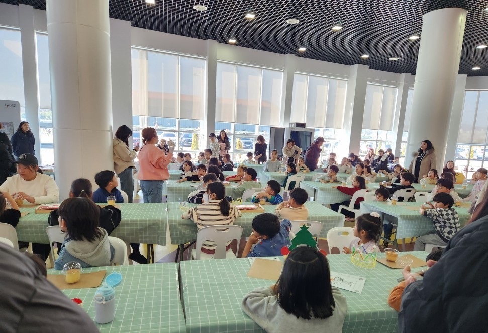 크리스마스 설렘 속 매진! 순천만잡월드 크리스마스 파티시에 성료