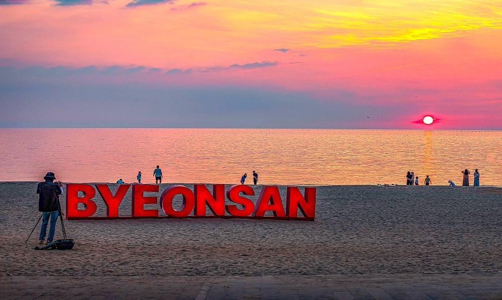 ‘신승태 축하공연·불꽃놀이’…부안군, 2025 변산 해넘이축제 준비 집중