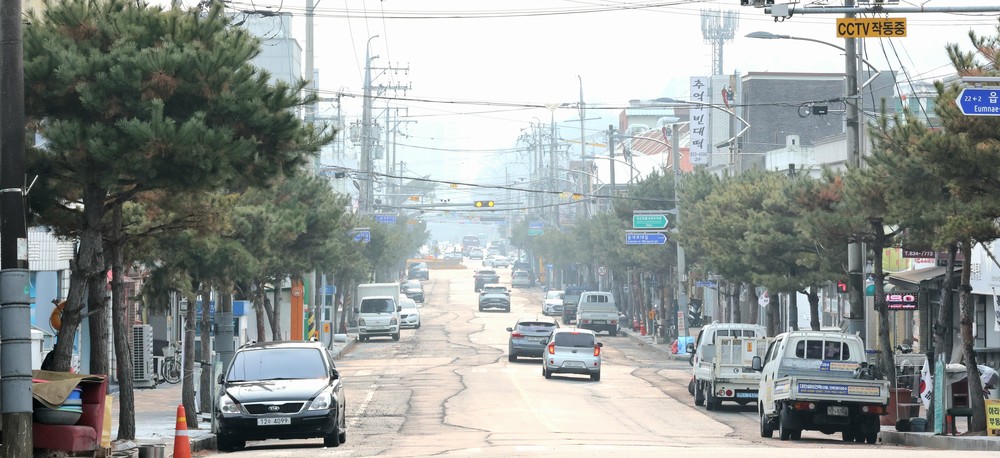 괴산 산막이시장 ‘그린뉴딜 지중화사업’ 일부 구간 준공...도심 미관·보행 안전 개선
