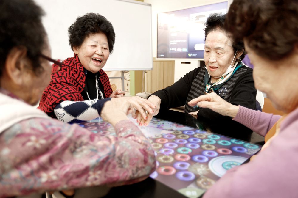 경기도 AI 사랑방 운영 1년. 어르신 약 3천 명 방문