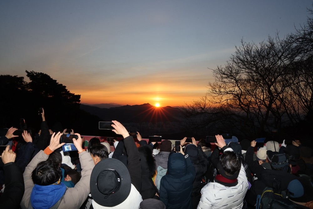 일출과 덕담으로 맞은 병오년(丙午年)…도봉구 해맞이 풍경