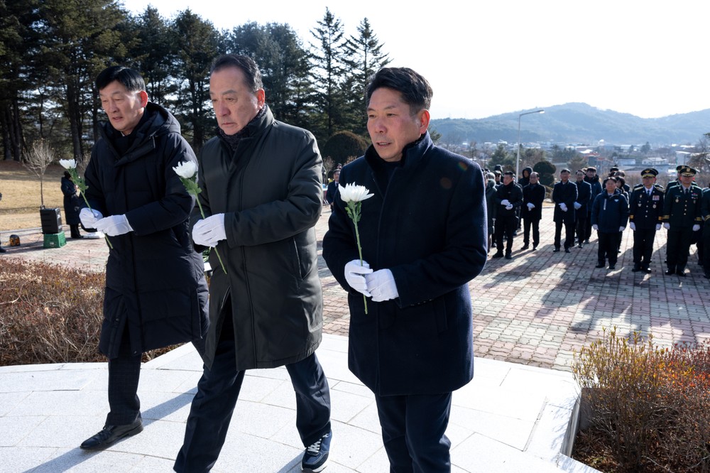 제천시, 병오년 새해 충혼탑 참배