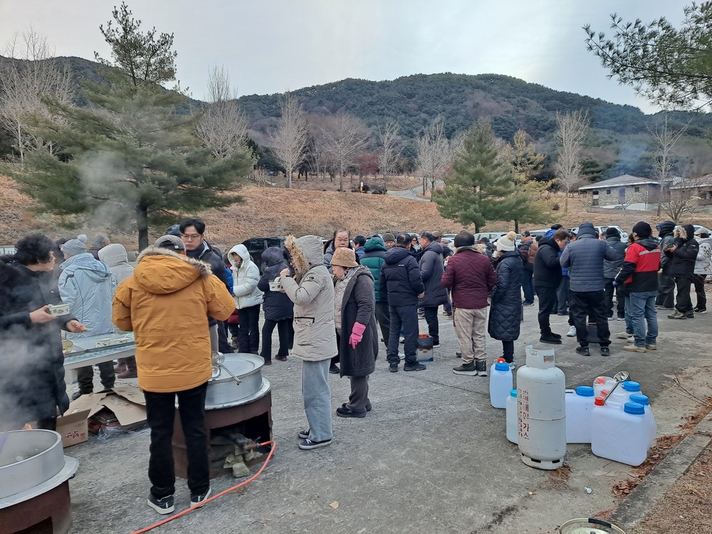 야로면 미숭산에서 2026년 해맞이로 희망을 품다