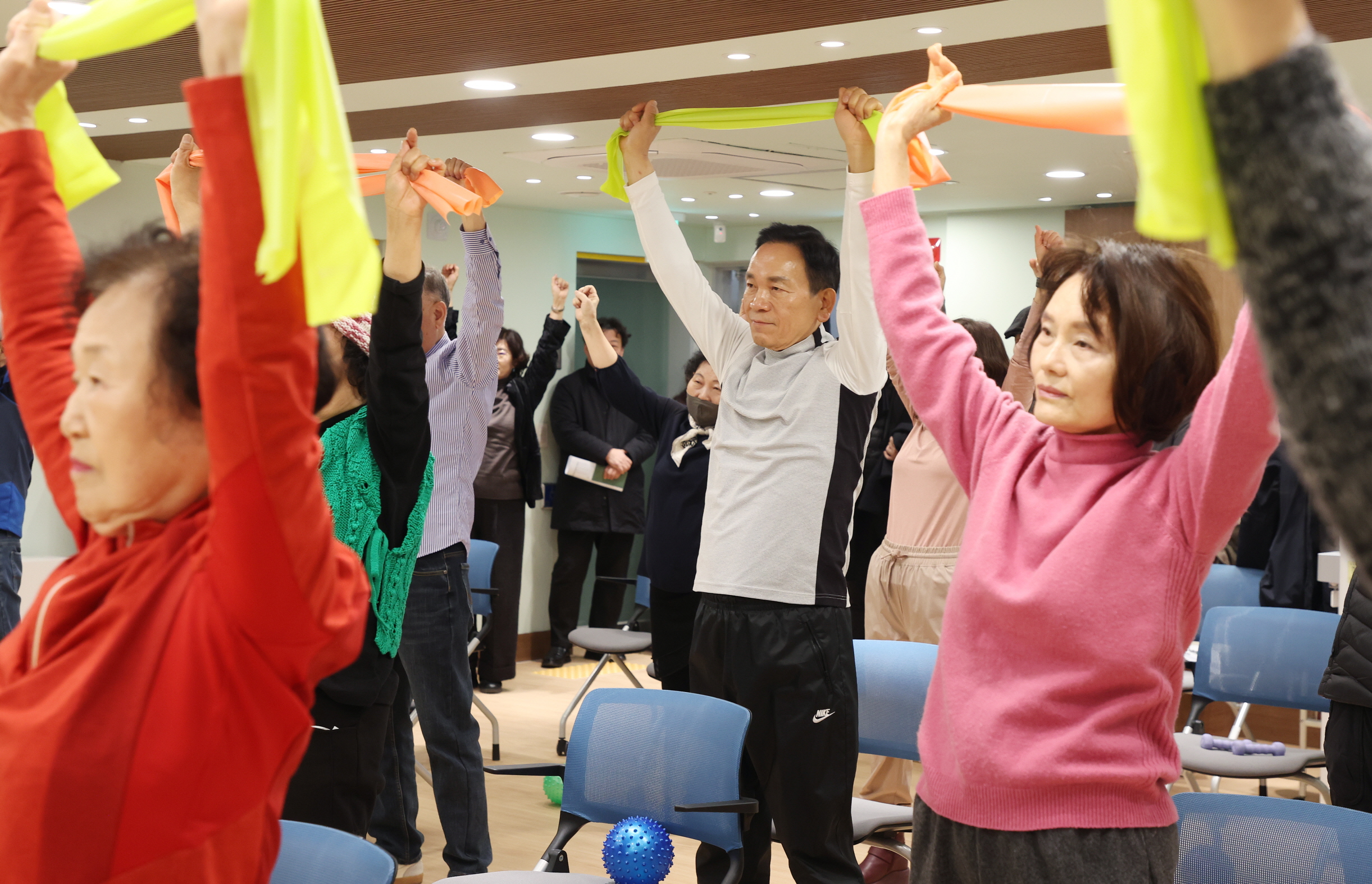 조성명 강남구청장, 병오년 새해 첫 행보 구민들과 아침 체조로 출발!