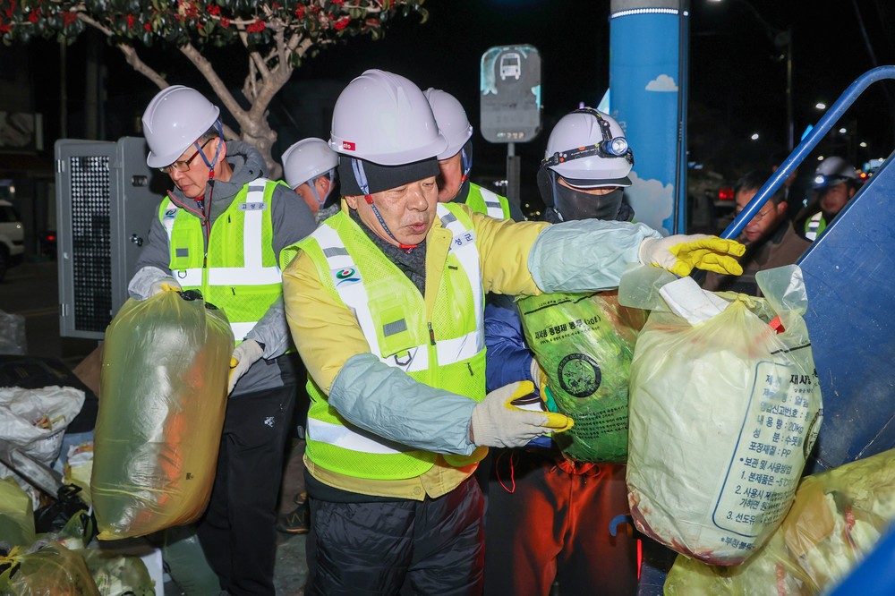 고성군, 새해 새벽을 쓰레기 수거와 환경근로자 격려로 시작하다
