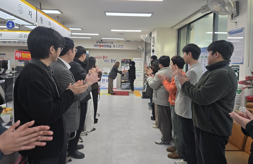 홍성군, 새해 첫날 방문 민원인에 장미꽃으로 환영