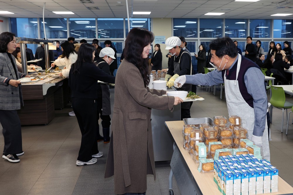 양산시장, 새해 직원 격려 구내식당 배식봉사