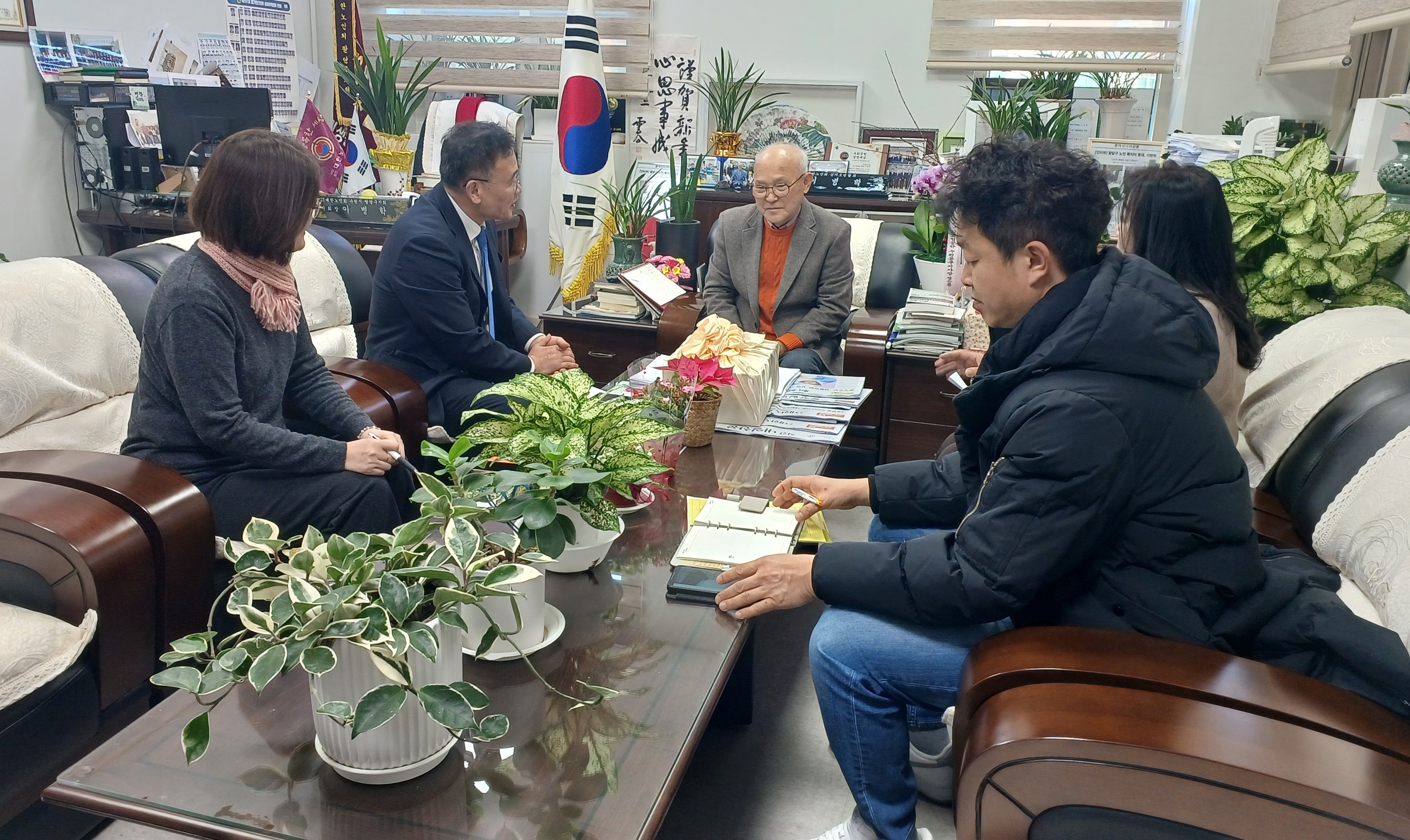 소통 행정 첫걸음-황규돈 팔달구청장, 취임 첫날 노인복지 현장 방문