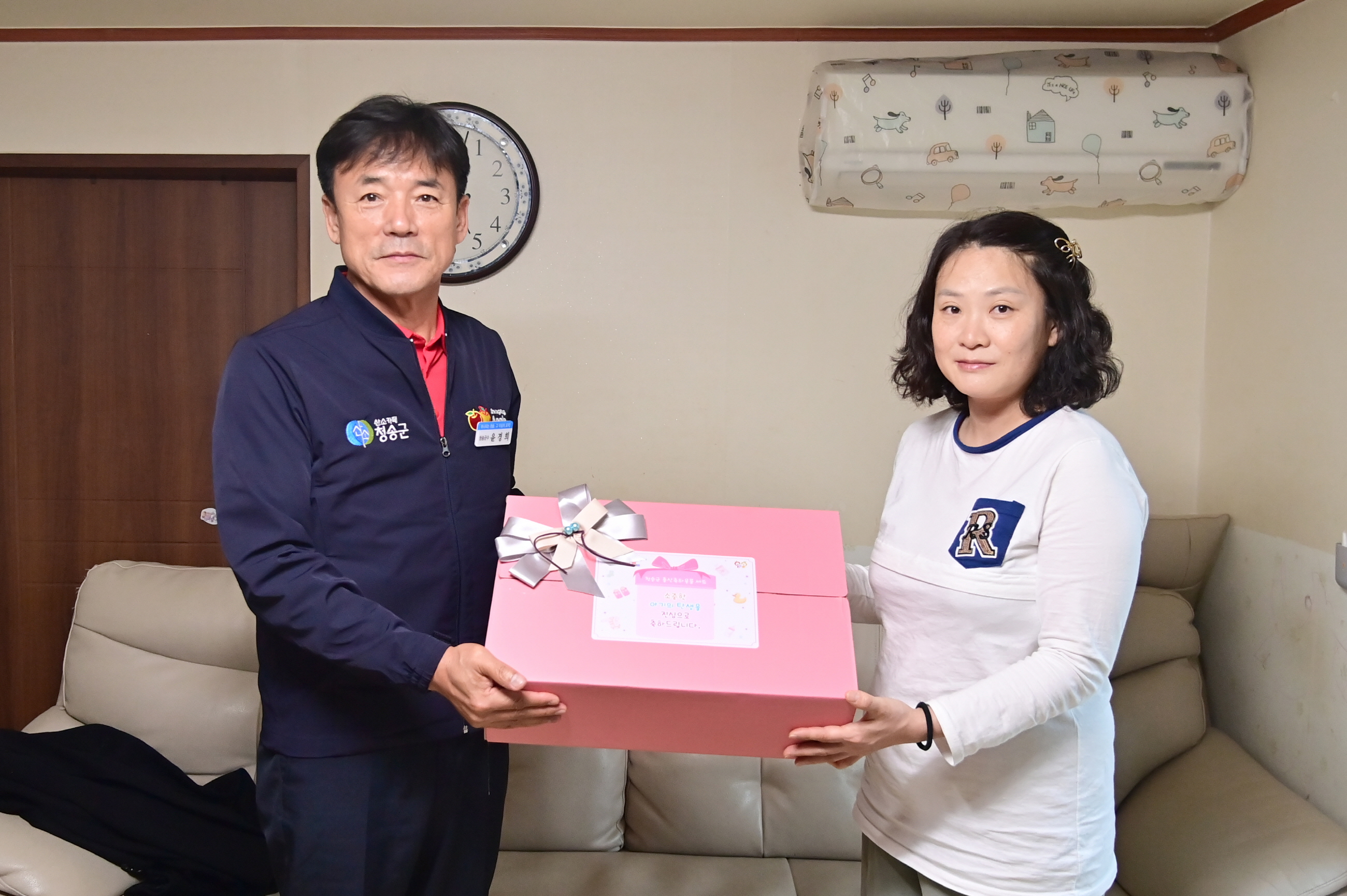 청송군, 여섯째 아이 출산 가정 축하...출산 지원 정책 눈길