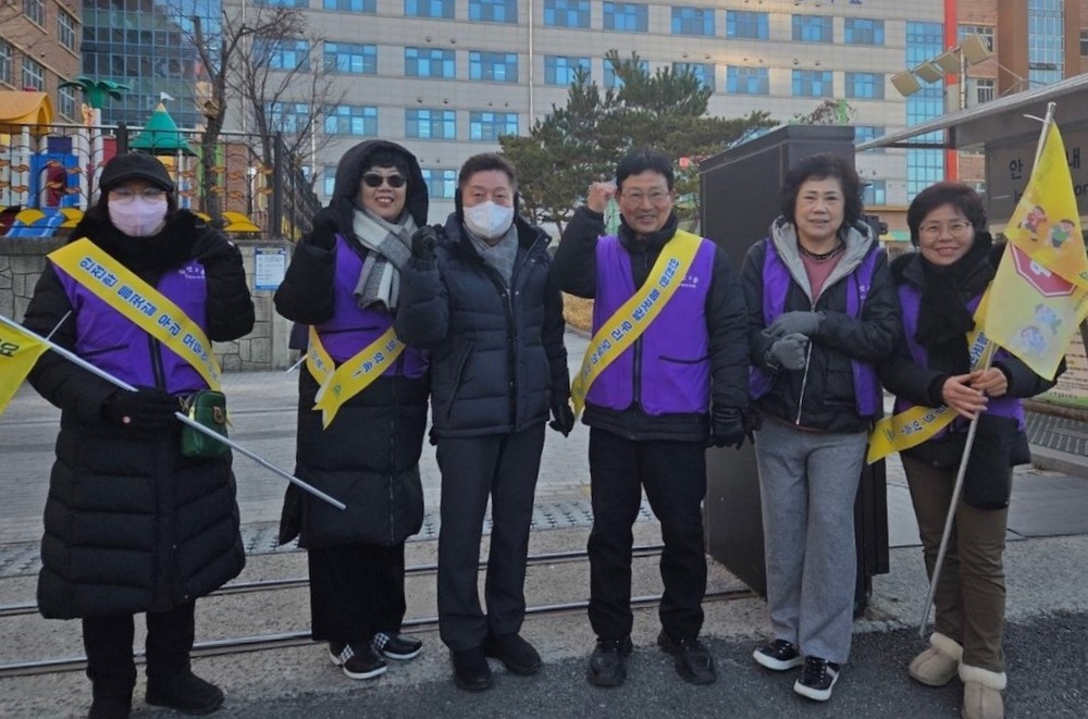 주안2동 주민자치회, 한 학기 이어진 ‘등굣길 교통 봉사’ 마무리