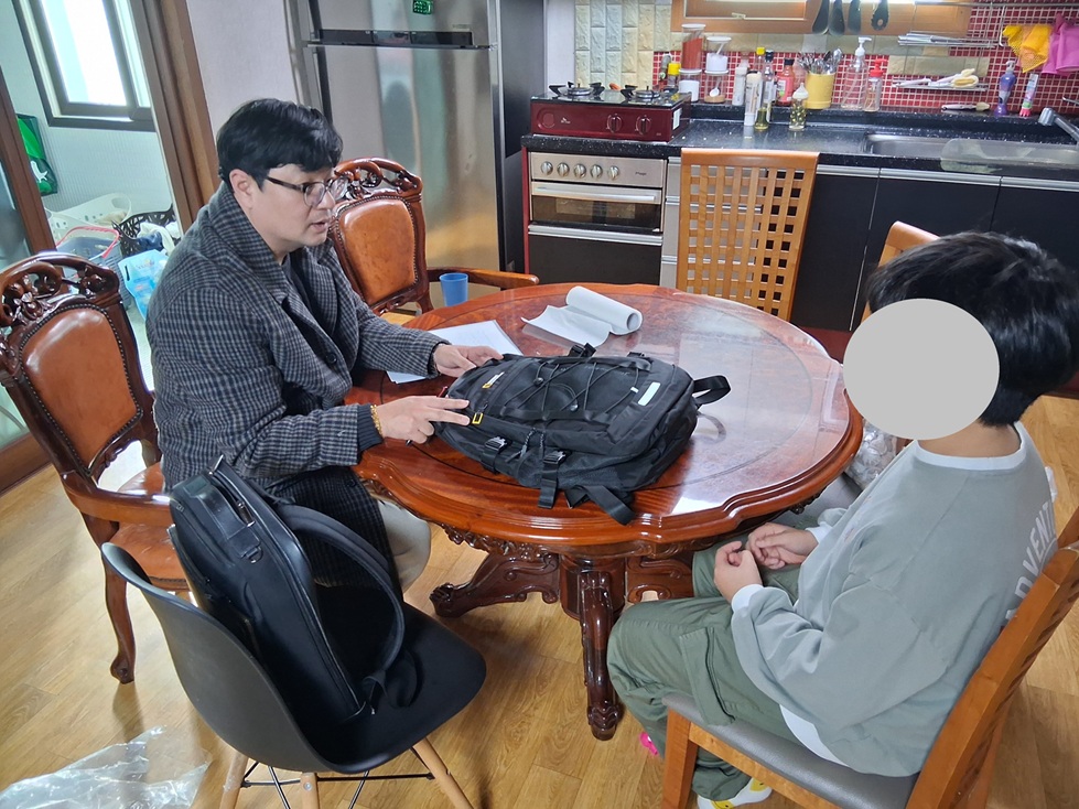 신안군 드림스타트, 초등 입학·졸업 아동 52명에 새 책가방 전달