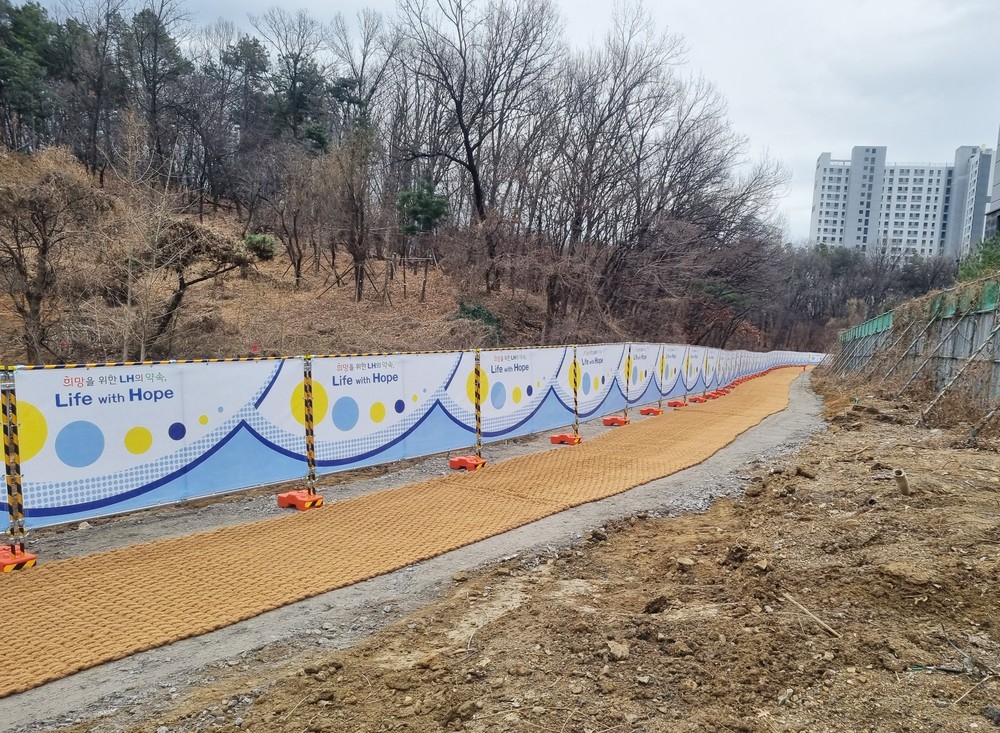 과천시, 지식정보타운 근린공원3 임시 보행로 개설로 버스 이용 불편 해소