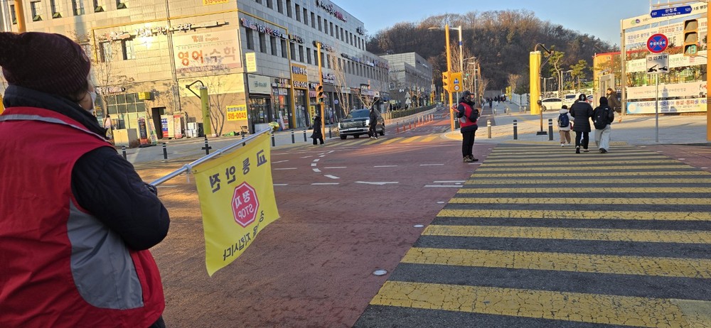 청천1동 주민자치회, 청천초등학교 앞 교통안전 봉사 펼쳐