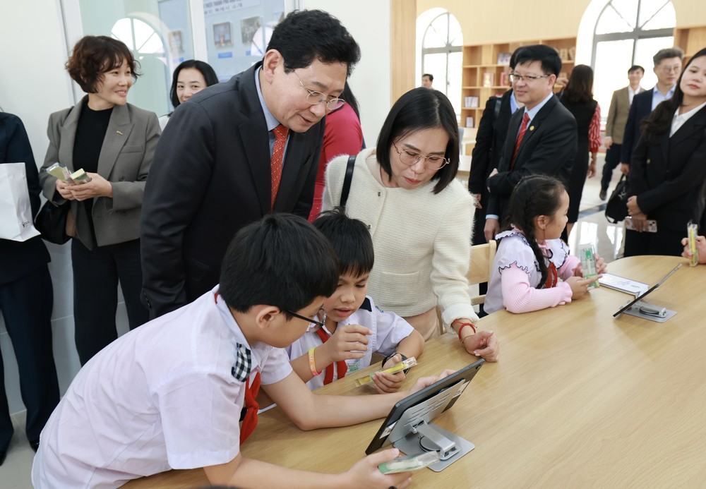 이상일 시장, 다낭시 광푸구 용인 공공 디지털도서관 준공식 참석 후 도서관 시설 점검