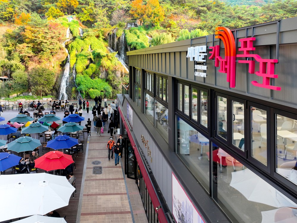 홍제폭포의 재발견, 내외국인 모두 '카페폭포'에 빠지다