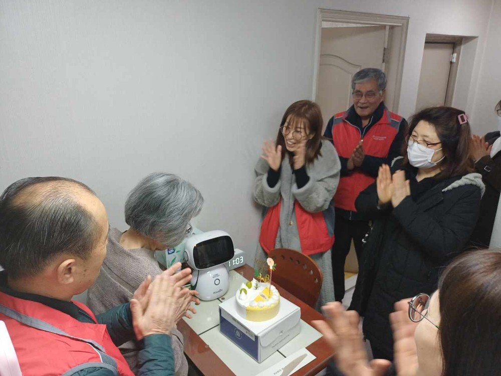 고양시 고봉동, 독거 어르신 생신축하 행사 진행