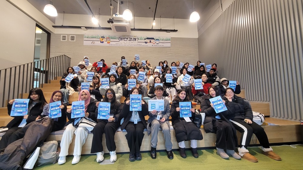 아산시, 선문대 유학생 대상 ‘아산페이(CHAK)’ 앱 설치·충전까지 현장 지원