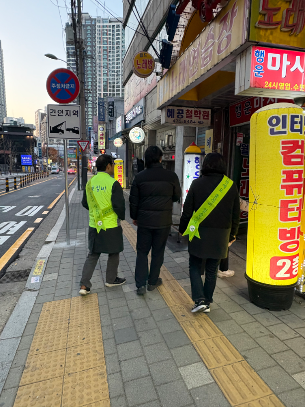 강동구, 천호 재정비 이후 통학로 안전 선제 대응… 진황도로 일대 불법광고물 집중 정비